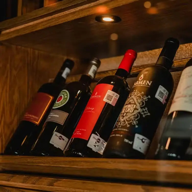 Botellas de la cava de vinos