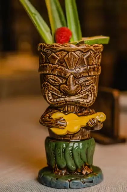 Coctel tiki en vaso de ukulele